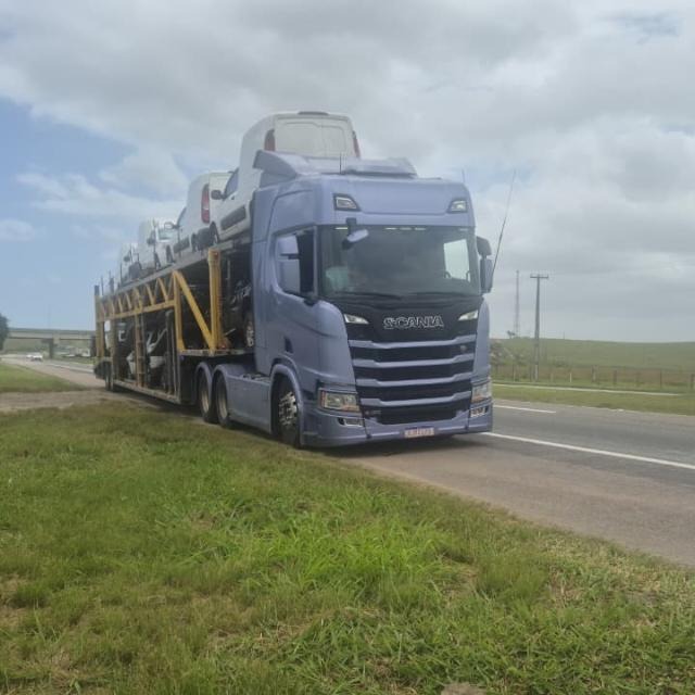 Caminhao azul da frota Transtavella & Bianconi Transportes